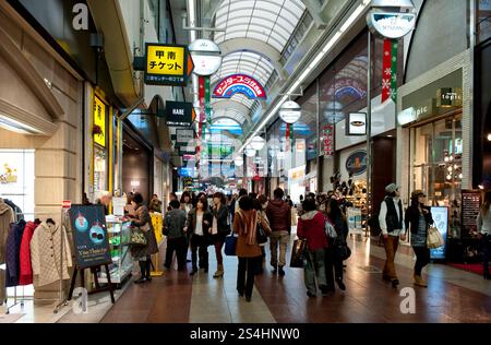 Die Motomachi-Einkaufspassage ist ein beliebtes überdachtes Einkaufszentrum in der Innenstadt von Kobe, Hyogo, Japan Stockfoto