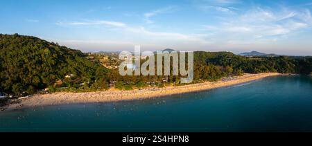 Blick aus der Vogelperspektive auf Naiharn Beach und Andamanensee in Phuket, Thailand Stockfoto