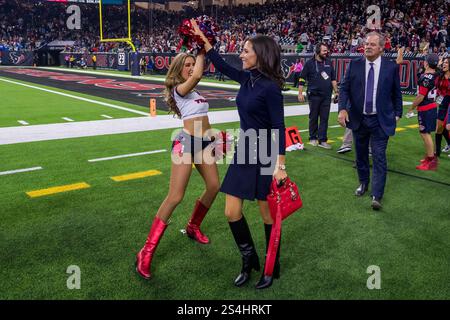 Houston, TX, USA. Januar 2025. Hannah McNair, Ehefrau des Houston Texans-Besitzers Cal McNair, feiert mit einem Houston Texans Cheerleader während eines Playoffs zwischen den Los Angeles Chargers und den Houston Texans in Houston, Texas. Trask Smith/CSM/Alamy Live News Stockfoto