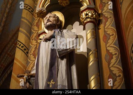 Nahaufnahme einer Statue des katholischen heiligen Franziskus Xavier in einer wunderschönen barocken Kirche oder Kathedrale, die mit Gold dekoriert ist. Stockfoto