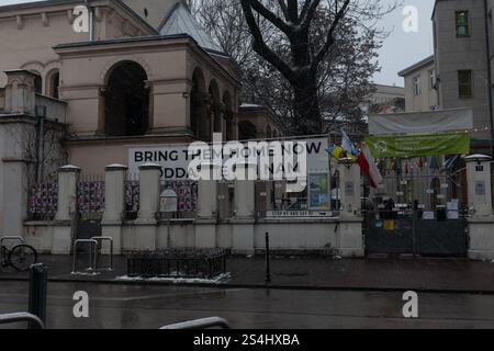 Jüdisches Gemeindezentrum in Krakau mit „BRING THEM NOW HOME“-Banner, Israel-Palästina-Konflikt, Kriegsopfer, GBA-Gebäude, hamas-israel-Konflikt Stockfoto