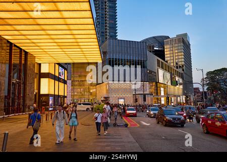 Die Besucher spazieren entlang des Jalan Bukit Bintang in der Nähe der Pavilion Shopping Mall, einem erstklassigen Einkaufsziel im Stadtteil Bukit Bintang. Kuala Lumpur, Malaysia. Stockfoto