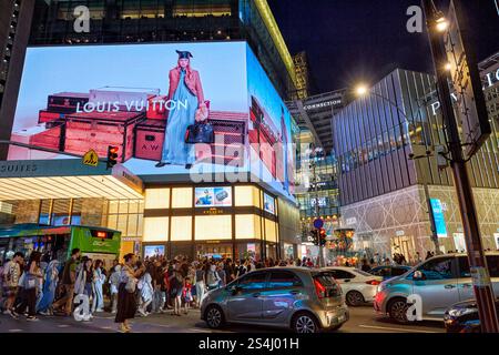 Die Leute laufen vor der Pavilion Shopping Mall, einem erstklassigen Einkaufsziel im Bukit Bintang Viertel. Kuala Lumpur, Malaysia. Stockfoto