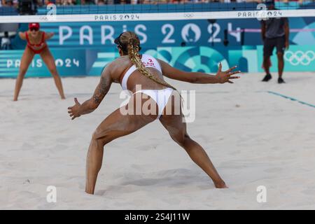 7. August 2024: Brandie Wilkerson aus Kanada macht sich bereit für einen Auftritt beim Viertelfinale der Frauen im Beachvolleyball-Viertelfinale zwischen Kanada und Spanien, das im Eiffelturm-Stadion während der Olympischen Sommerspiele 2024 in Paris stattfindet. Daniel Lea/CSM. (Bild: © Daniel Lea/Cal Sport Media) Stockfoto