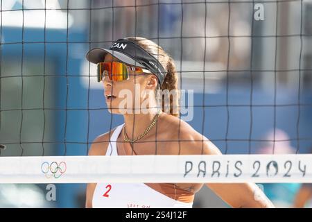 7. August 2024: Brandie Wilkerson aus Kanada tritt während des Viertelfinales der Frauen im Beach Volleyball-Spiel zwischen Kanada und Spanien im Eiffelturm-Stadion während der Olympischen Sommerspiele 2024 in Paris an. Daniel Lea/CSM. Stockfoto