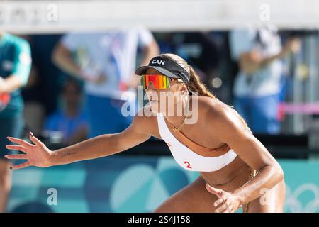 7. August 2024: Brandie Wilkerson aus Kanada macht sich bereit für einen Auftritt beim Viertelfinale der Frauen im Beachvolleyball-Viertelfinale zwischen Kanada und Spanien, das im Eiffelturm-Stadion während der Olympischen Sommerspiele 2024 in Paris stattfindet. Daniel Lea/CSM. Stockfoto