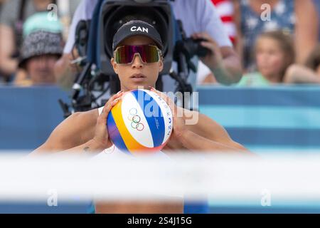 7. August 2024: Brandie Wilkerson aus Kanada macht sich bereit, während des Viertelfinales der Frauen im Beach Volleyball zwischen Kanada und Spanien im Eiffelturm Stadium während der Olympischen Sommerspiele 2024 in Paris, Frankreich, zu dienen. Daniel Lea/CSM. Stockfoto