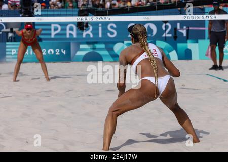 7. August 2024: Brandie Wilkerson aus Kanada macht sich bereit für einen Auftritt beim Viertelfinale der Frauen im Beachvolleyball-Viertelfinale zwischen Kanada und Spanien, das im Eiffelturm-Stadion während der Olympischen Sommerspiele 2024 in Paris stattfindet. Daniel Lea/CSM. Stockfoto