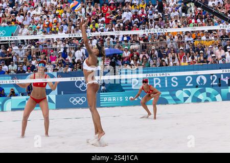 7. August 2024: Brandie Wilkerson aus Kanada spielt den Ball während des Viertelfinales der Frauen-Beachvolleyball zwischen Kanada und Spanien im Eiffelturm-Stadion während der Olympischen Sommerspiele 2024 in Paris. Daniel Lea/CSM. Stockfoto