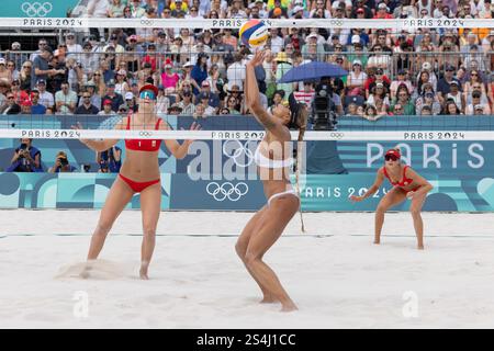 7. August 2024: Brandie Wilkerson aus Kanada spielt den Ball während des Viertelfinales der Frauen-Beachvolleyball zwischen Kanada und Spanien im Eiffelturm-Stadion während der Olympischen Sommerspiele 2024 in Paris. Daniel Lea/CSM. Stockfoto