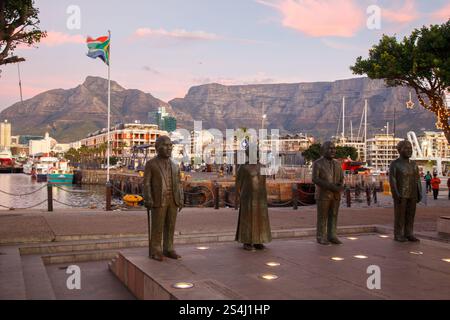 Die Nobel Square Skulpturen von Albert Lutuli, Desmond Tutu, F. W. de Klerk und Nelson Mandela am Hafenpier von Victoria und Albert und der Tisch Stockfoto