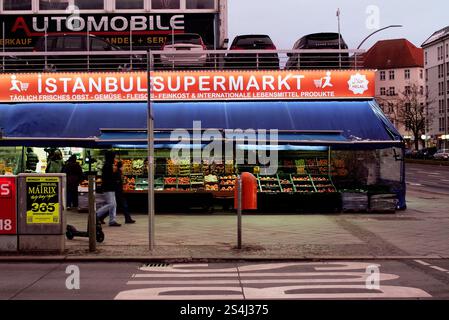 Berlin, Deutschland. Januar 2025. 11.01.2025, Berlin. Man läuft an einem Wintertag in der Abenddämmerung in Berlin Schöneberg vorbei am 'Istanbul Supermarkt' für türkische Speisen. Der Laden verkauft viel Obst und Gemüse. In Berlin haben viele Migranten ihre eigenen Geschäfte gegründet. Kredit: Wolfram Steinberg/dpa Kredit: Wolfram Steinberg/dpa/Alamy Live News Stockfoto