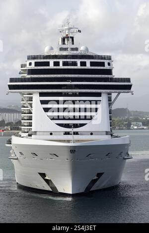 Ein Kreuzfahrtschiff im Hafen von San Juan auf der Insel Puerto Rico. Stockfoto