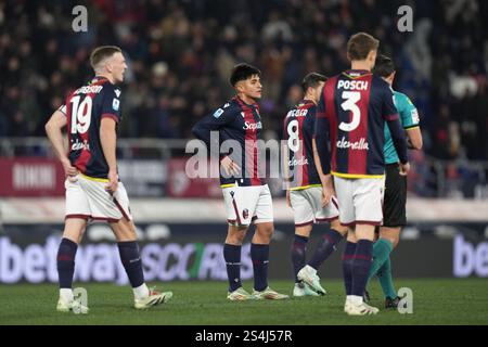 Bologna, Italien. Januar 2025. Bolognas Santiago Castro und die Spieler von Bologna mit Kopf nach unten am Ende des Spiels der Serie A Enilive 2024/2025 zwischen Bologna und Roma - Serie A Enilive im Renato Dall'Ara Stadion - Sport, Fußball - Bologna, Italien - Sonntag, 12. Januar 2025 (Foto: Massimo Paolone/LaPresse) Credit: LaPresse/Alamy Live News Stockfoto