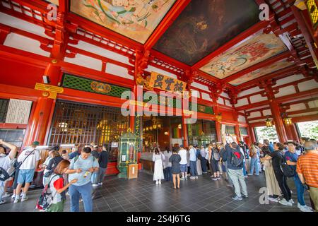 Innenraum von Hondo (Haupthalle) im Senso Ji Tempel in Asakusa im Bezirk Taito, Stadt Tokio, Japan. Stockfoto