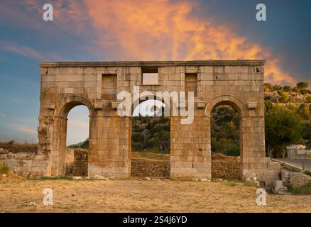Ruinen der antiken lykischen Hafenstadt Patara. Modestus Triumphbogen. Antalya Stadt, Türkei Land Stockfoto