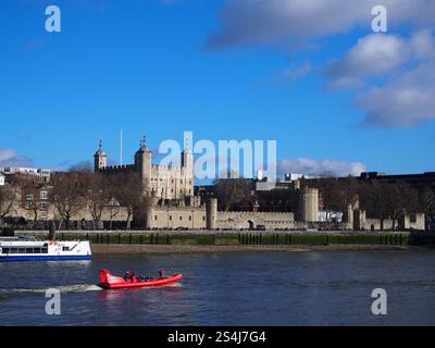 Der Tower of London, der an einem sonnigen Tag im Februar über die Themse gesehen wird Stockfoto