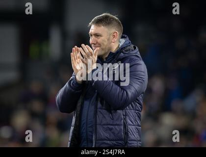 London, Großbritannien. Januar 2025. Dave Challinor, Manager von Stockport County, ist nach dem FA-Cup-Spiel im Londoner Selhurst Park für die auswärtigen Fans verantwortlich. Der Bildnachweis sollte lauten: Ian Stephen/Sportimage Credit: Sportimage Ltd/Alamy Live News Stockfoto