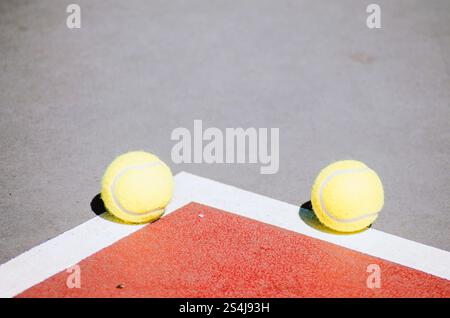 Racket Sport Hintergrund Konzept zwei Bälle auf der Linie auf einem Tennisplatz Stockfoto