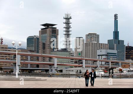 Der Doppeldecker-Freeway führt an Wolkenkratzern in der Innenstadt von Kobe entlang der Skyline der Hafenstadt in Hyogo, Japan. Stockfoto
