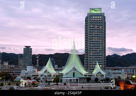 Kobe Maritime Museum und Okura Hotel am Ufer von Kobe City im Merikan Park, Hyogo, Japan. Stockfoto