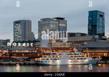 Kobe Information & Cultural Building Mosaic ist ein beliebter Einzelhandelskomplex am Wasser und Hafen für Schiffe in der Präfektur Hyogo, Japan. Stockfoto