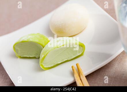 Mochi-Eis und Holzstöcke auf japanischem Teller Stockfoto