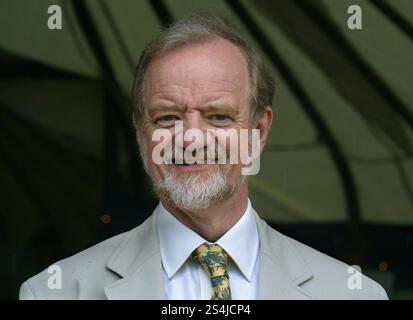 Der ehemalige britische Außenminister Robin Cook, der auf dem Edinburgh International Book Festival vorgestellt wurde, sprach über seine Entscheidung, wegen des Irakkrieges aus der Regierung zurückzutreten, was er in seinem neuen Buch „The Point of Departure“ feststellt. Das Buchfestival war Teil des Edinburgh International Festivals, des größten jährlichen Kunstfestivals der Welt. Stockfoto