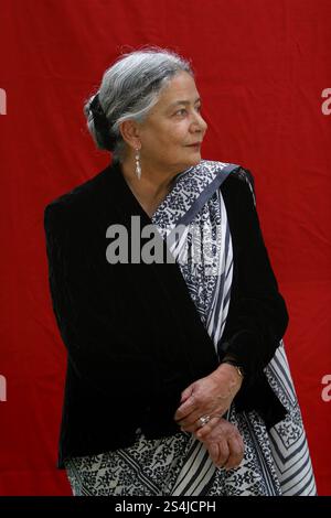 Die mehrfach preisgekrönte und weltweit angesehene Autorin Anita Desai, fotografiert auf dem Edinburgh International Book Festival, wo sie über ihren brandneuen Roman über Mexikos unruhige Vergangenheit mit dem Titel „The Zigzag Way“ sprach. Das Buchfestival war Teil des Edinburgh International Festivals, des größten jährlichen Kunstfestivals der Welt. Stockfoto