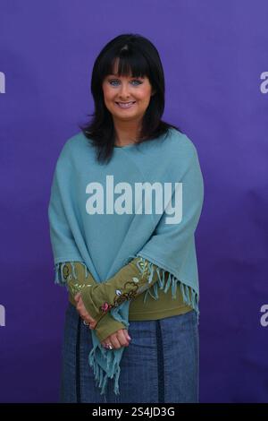 Die Bestseller-irische Autorin Marian Keyes, auf dem Edinburgh International Book Festival, wo sie über ihren neuesten Roman mit dem Titel „The Other Side of the Story“ sprach – eine Geschichte, die in der Welt des Verlags spielt. Das Buchfestival war Teil des Edinburgh International Festivals, des größten jährlichen Kunstfestivals der Welt. Stockfoto