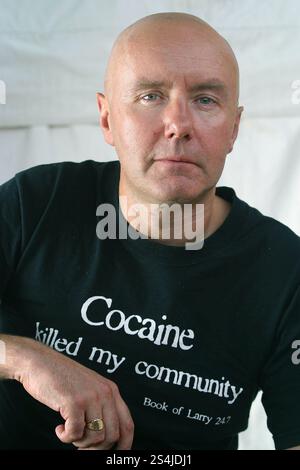 Der umstrittene schottische Autor Irvine Welsh, der auf dem Edinburgh International Book Festival zu sehen war, wo er über seinen unsterblichen Roman „Trainspotting“ und seine aktuellen Projekte sprach. Das Buchfestival war Teil des Edinburgh International Festivals, des größten jährlichen Kunstfestivals der Welt. Stockfoto