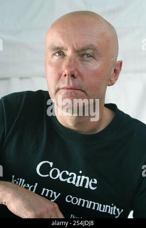 Der umstrittene schottische Autor Irvine Welsh, der auf dem Edinburgh International Book Festival zu sehen war, wo er über seinen unsterblichen Roman „Trainspotting“ und seine aktuellen Projekte sprach. Das Buchfestival war Teil des Edinburgh International Festivals, des größten jährlichen Kunstfestivals der Welt. Stockfoto