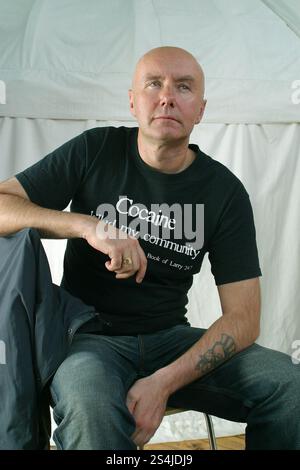 Der umstrittene schottische Autor Irvine Welsh, der auf dem Edinburgh International Book Festival zu sehen war, wo er über seinen unsterblichen Roman „Trainspotting“ und seine aktuellen Projekte sprach. Das Buchfestival war Teil des Edinburgh International Festivals, des größten jährlichen Kunstfestivals der Welt. Stockfoto