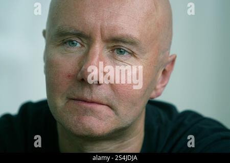 Der umstrittene schottische Autor Irvine Welsh, der auf dem Edinburgh International Book Festival zu sehen war, wo er über seinen unsterblichen Roman „Trainspotting“ und seine aktuellen Projekte sprach. Das Buchfestival war Teil des Edinburgh International Festivals, des größten jährlichen Kunstfestivals der Welt. Stockfoto