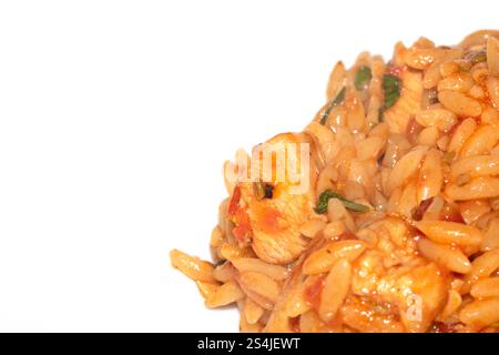 Nahaufnahme eines Tomoto-basierten Snackgerichts mit Orzo-Reissauce auf weißem Hintergrund Stockfoto