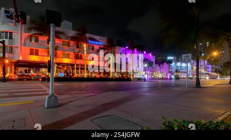 Nächtlicher Blick auf die Collins Avenue in South Beach Miami mit beleuchtetem Claremont Hotel, Florida, USA Stockfoto