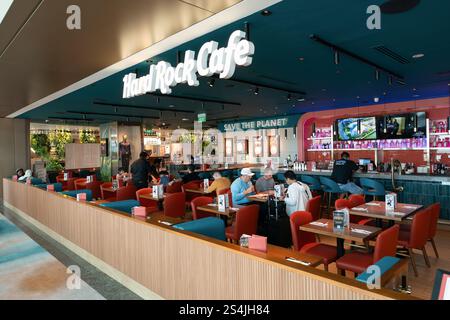 SINGAPUR - 25. AUGUST 2024: Innenansicht des Hard Rock Cafe in Terminal 2 des internationalen Flughafens Changi mit Sitzbereich und Cafés Stockfoto