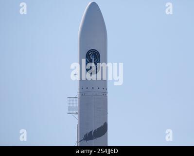 Cape Canaveral, USA. Januar 2025. Berhemoth Blue Origin New Glenn NG-1 ist 320 Fuß oder 98 Meter hoch. Er produziert 3,8 Millionen Pfund Schub aus sieben BE-4-Motoren des SLC-36 Cape Canaveral Brevard County Florida USA. (Foto: Scott Schilke/SipaUSA) Credit: SIPA USA/Alamy Live News Stockfoto