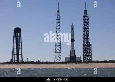 Cape Canaveral, USA. Januar 2025. Berhemoth Blue Origin New Glenn NG-1 ist 320 Fuß oder 98 Meter hoch. Er produziert 3,8 Millionen Pfund Schub aus sieben BE-4-Motoren des SLC-36 Cape Canaveral Brevard County Florida USA. (Foto: Scott Schilke/SipaUSA) Credit: SIPA USA/Alamy Live News Stockfoto