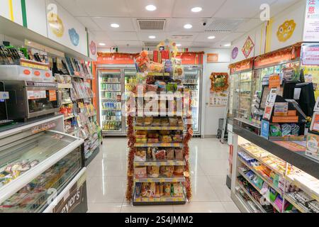 Hongkong, China - 3. Februar 2019: In einem 7-Eleven-Geschäft in Hongkong. 7-Elevenis eine 24-Stunden-Ladenkette. Stockfoto
