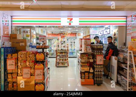 Hongkong, China - 03. Februar 2019: Verschiedene Produkte werden in einem 7-Eleven-Geschäft in Hongkong ausgestellt. 7-Elevenis eine 24-Stunden-Ladenkette. Stockfoto