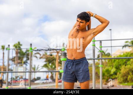 Ein Mann macht eine Dehnungsübung während seines Workouts, gesunde Lebensweise Stockfoto