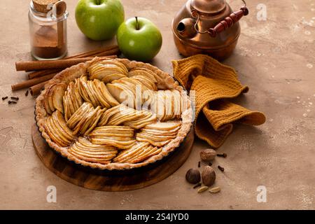 Apfelkuchen oder Torte gefüllt mit geschnittenen Äpfeln, die auf einer Tortenbasis angeordnet sind Stockfoto