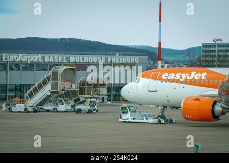 EuroAirport, Basel Mulhouse Freiburg, EasyJet, Flugverkehr, Flughafen, Grenzregion, Schweiz, Frankreich, Deutschland, internationale Verbindungen, Luftfahrt, Reiseverkehr, Kurzstreckenflüge, CO2-Emissionen, nachhaltiges Reisen, Boarding, Flughafengebäude, Infrastruktur, Tourismus, Business-Reisen, Klimadebatte, Energiekrise, Mobilität, Flugreisen in Europa, Reiseplanung, Logistik. *** EuroAirport, Basel Mulhouse Freiburg, EasyJet, Flugverkehr, Flughafen, Grenzregion, Schweiz, Frankreich, Deutschland, internationale Verbindungen, Luftfahrt, Reisen, Kurzstreckenflüge, CO2-Emissionen, nachhaltiges Reisen Stockfoto