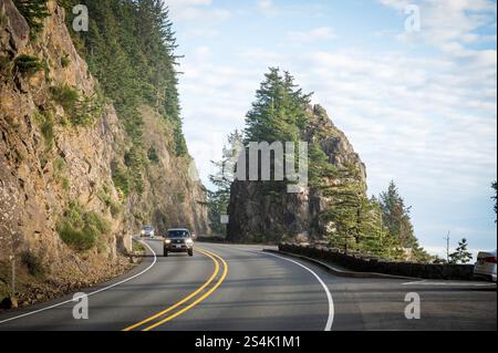 Ein Auto fährt auf dem Pacific Coast Highway, Highway 101, in der Nähe des Neahkahnie Aussichtspunkts entlang des Pacific Coast Highway, Highway 101 südlich von Cannon Stockfoto