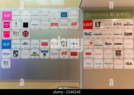 Hongkong, China - 2. Februar 2019: Eine Wand mit verschiedenen Markennamen in einem Einkaufszentrum in Hongkong. Stockfoto