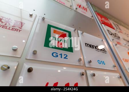 Hongkong, China - 2. Februar 2019: Nahaufnahme einer Wand mit verschiedenen Markennamen in einem Einkaufszentrum in Hongkong. Stockfoto