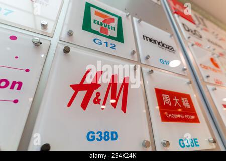 Hongkong, China - 2. Februar 2019: Nahaufnahme einer Wand mit verschiedenen Markennamen in einem Einkaufszentrum in Hongkong. Stockfoto