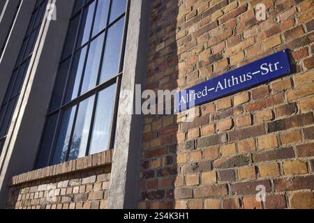 Kraftwerk Mitte Dresden, neue Objektivarchitektur, Backsteinarchitektur, Fassade mit Fenstern, Froschperspektive, Straßenschild Alfred-Althus-Straße Stockfoto