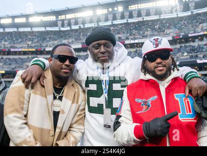 Philadelphia, Pennsylvania, USA. Januar 2025. Ehemalige Eagles, LESEAN MCCOY, DESEAN JACKSON und Filmproduzent CHARLIE MACK On the Field vor dem Wildcard-Spiel der Eagles Packers im Lincoln Financial Field in Philadelphia Pa (Credit Image: © Ricky Fitchett/ZUMA Press Wire) NUR ZUR REDAKTIONELLEN VERWENDUNG! Nicht für kommerzielle ZWECKE! Quelle: ZUMA Press, Inc./Alamy Live News Stockfoto